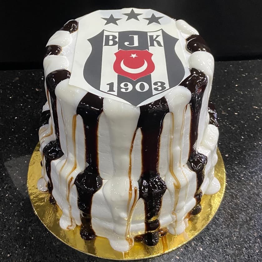 Beşiktaş armalı, çikolata akıtmalı iki katlı pasta